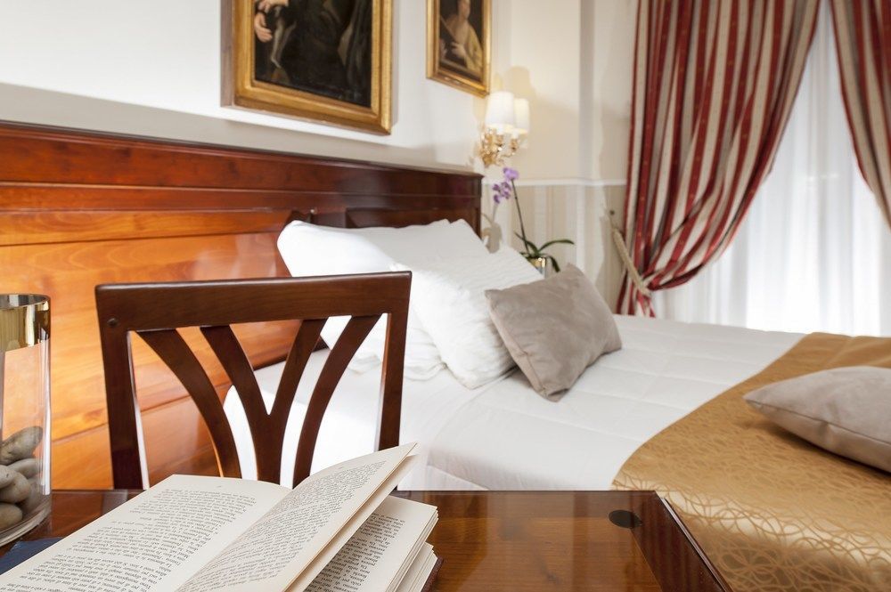 Des Artistes Hotel