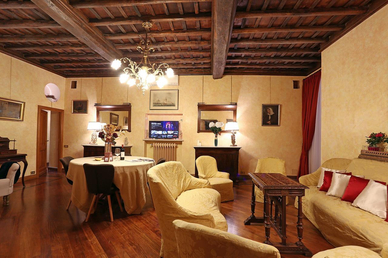 La Casa Dell'orologio Di Palazzo Berardi * Rome
