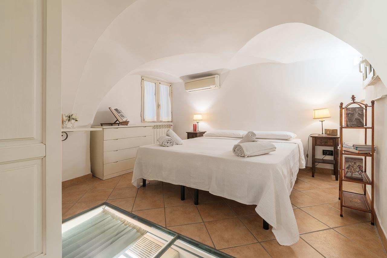 Sweet Little Near Pantheon Apartment