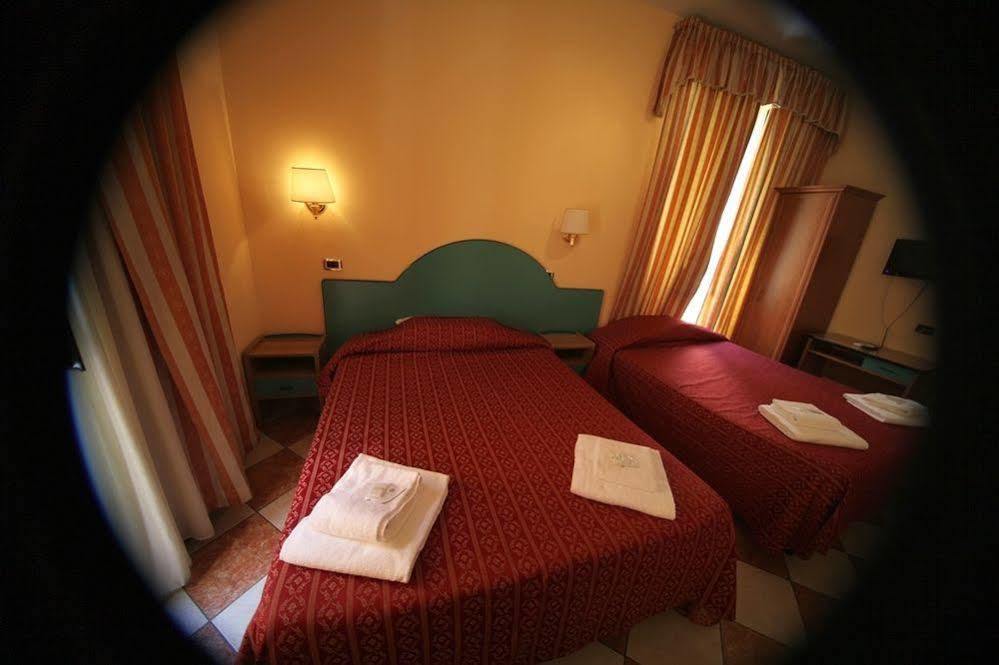 Hollywood 2* Rome