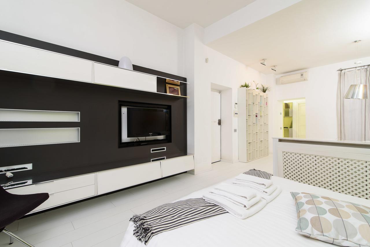 White Ostilia Apartment