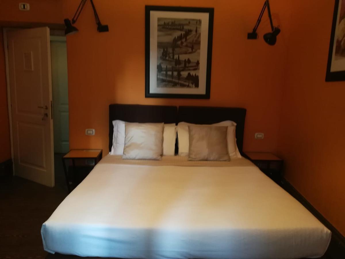Degli Antiquari 2*