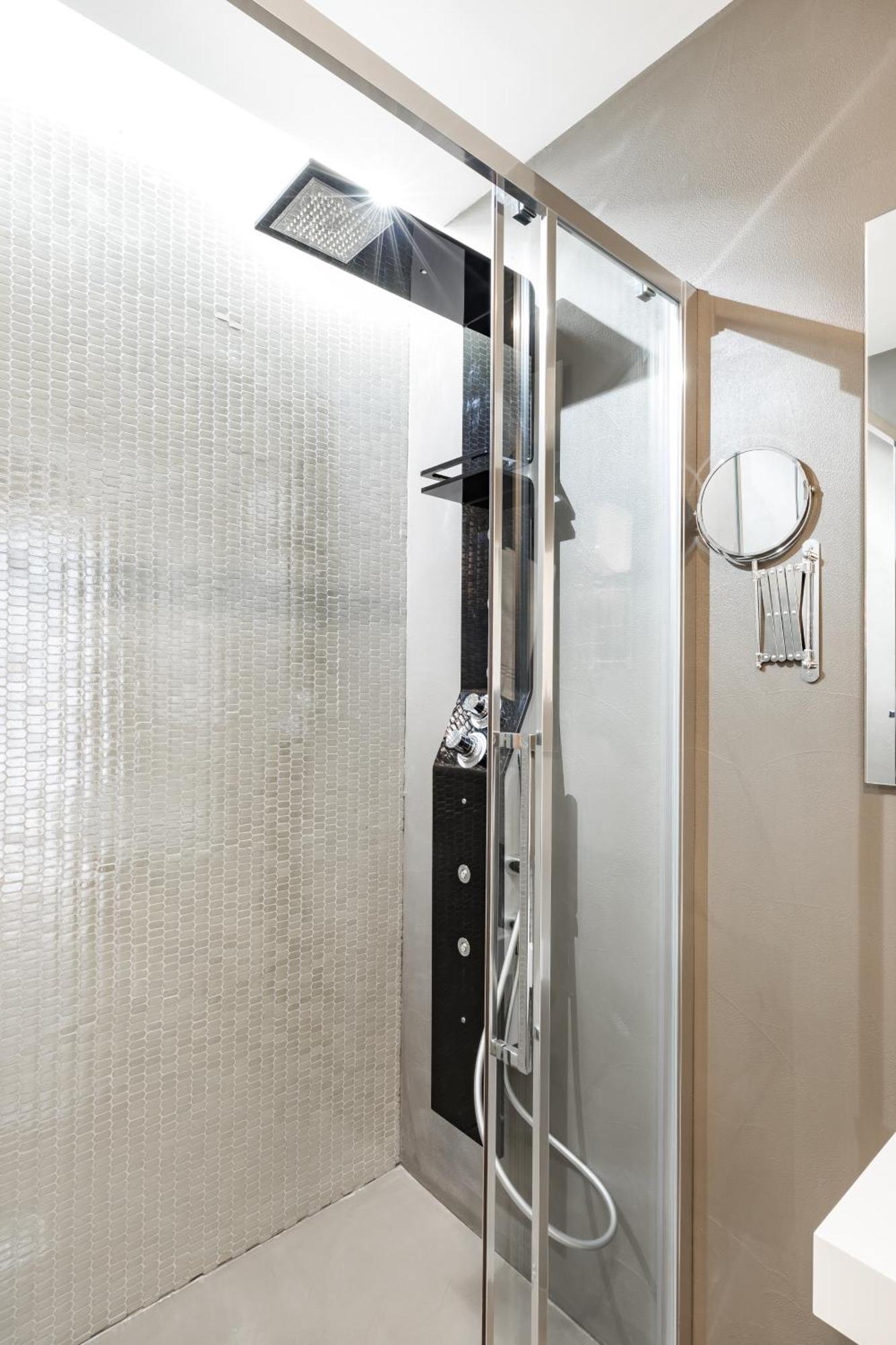 A World Aparts - Barberini Boutique 2*