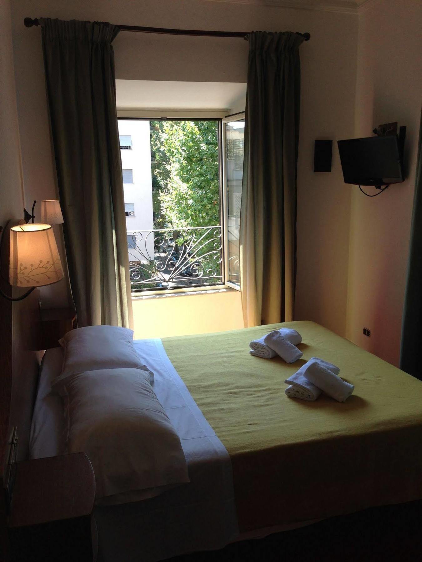 Paradise Hotel 2*