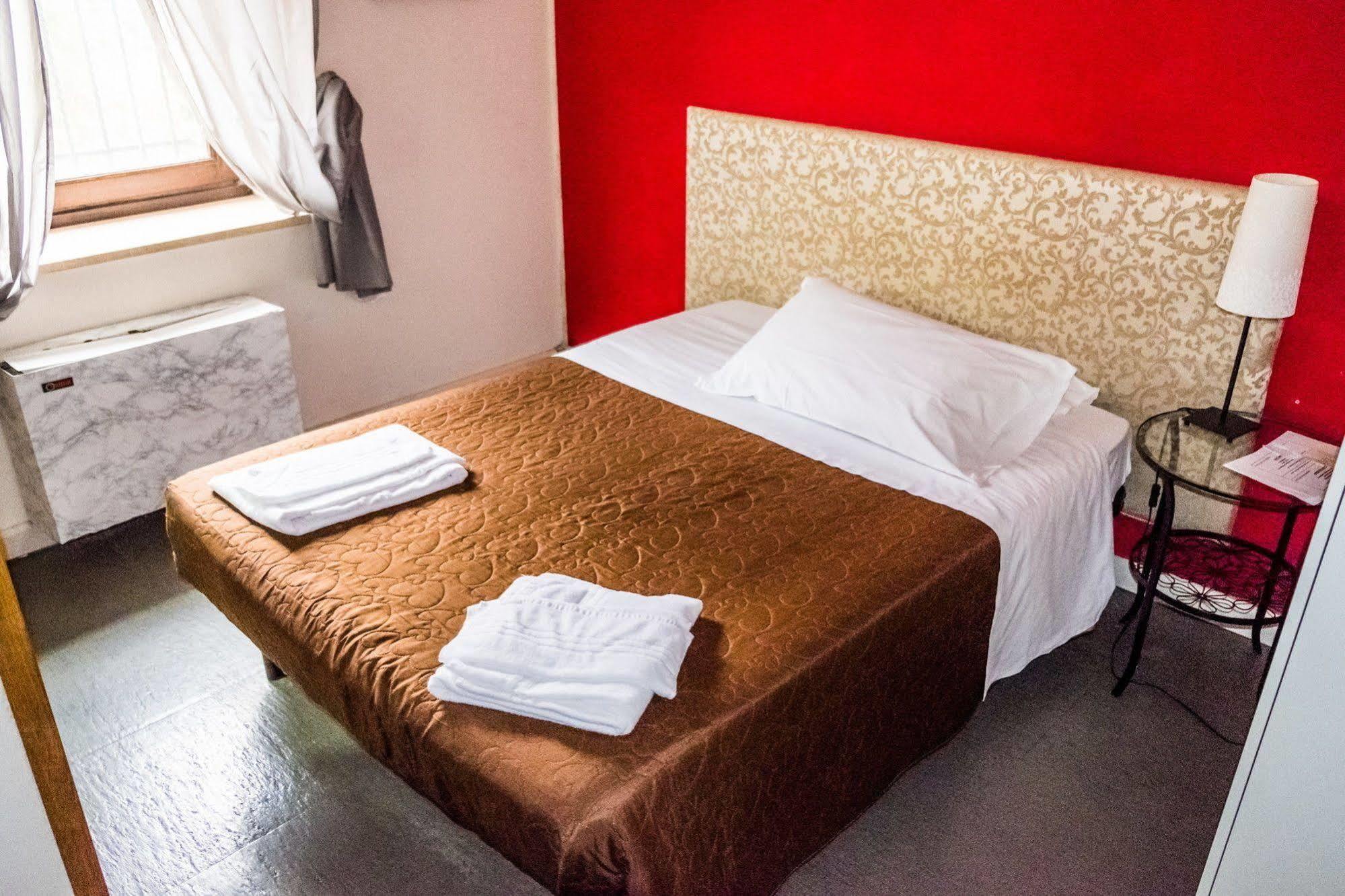 Hotel Casale Dei Massimi 2*