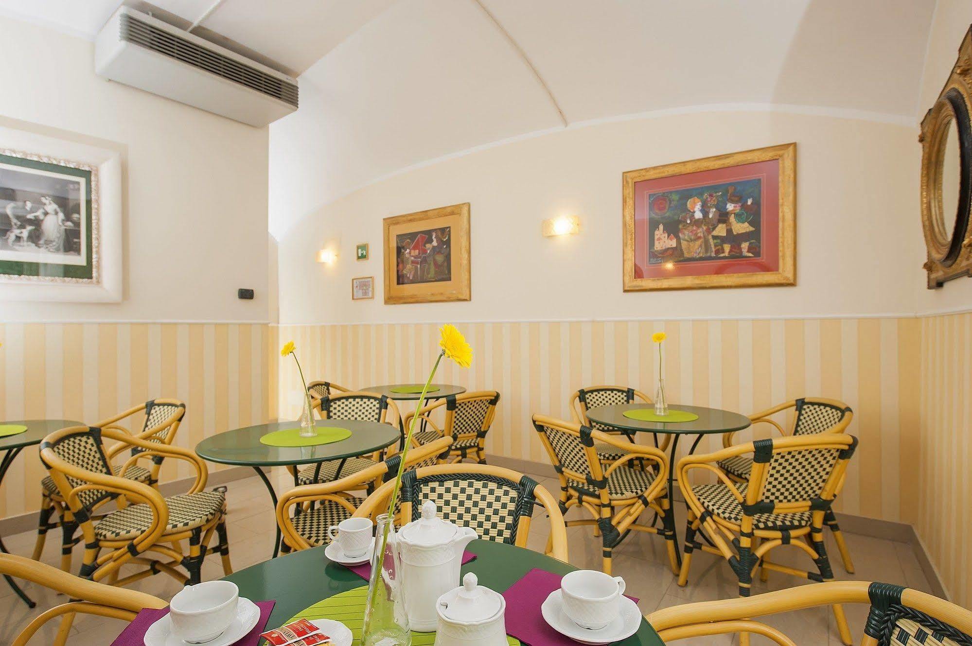 Hotel Des Artistes 3*