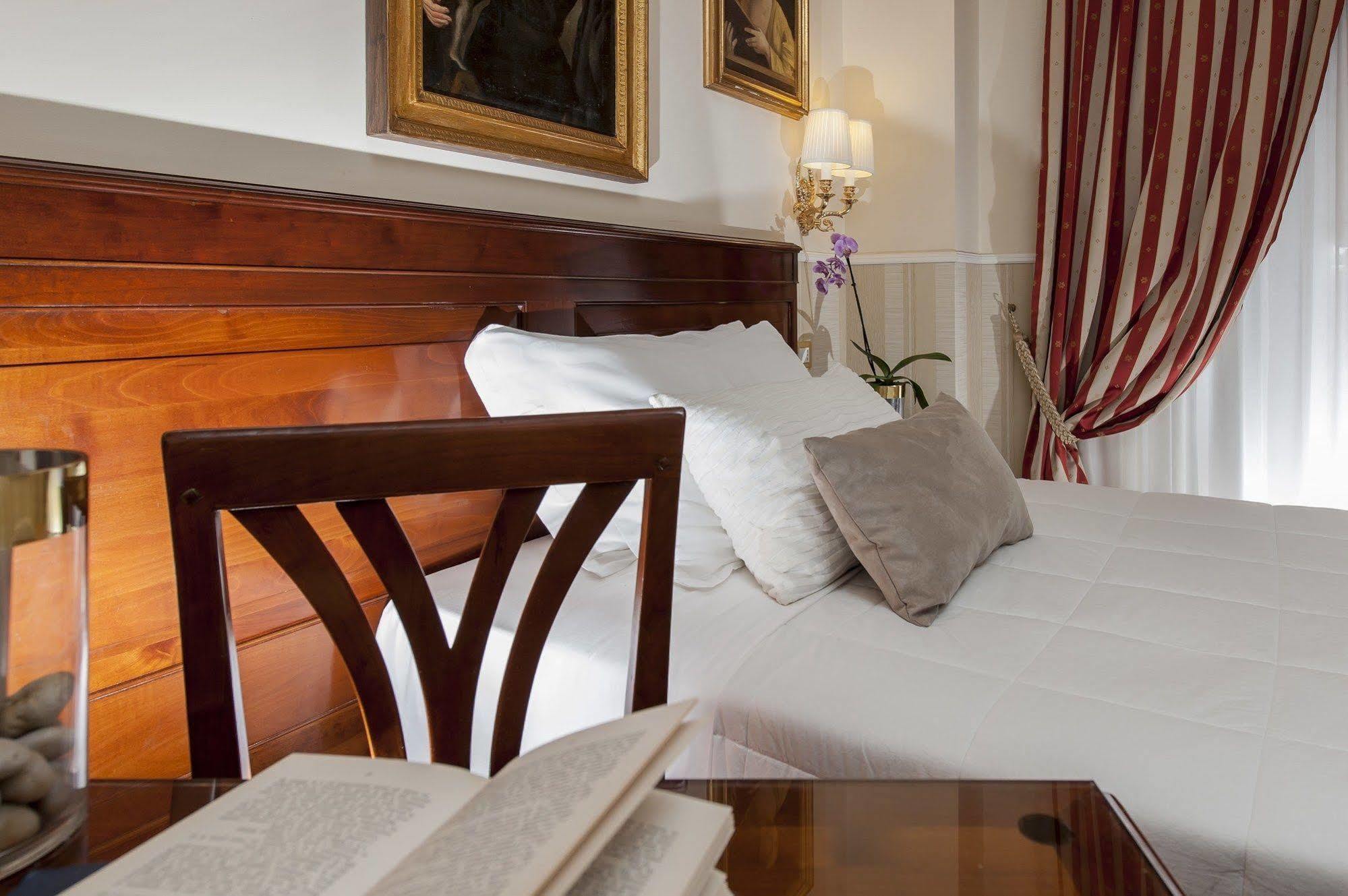 Hotel Des Artistes 3*