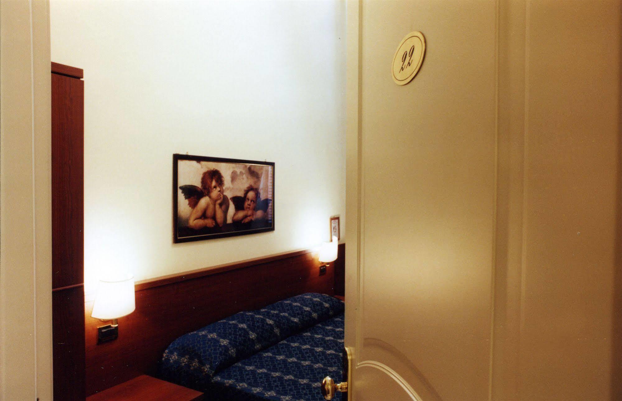 Viennese Hotel *