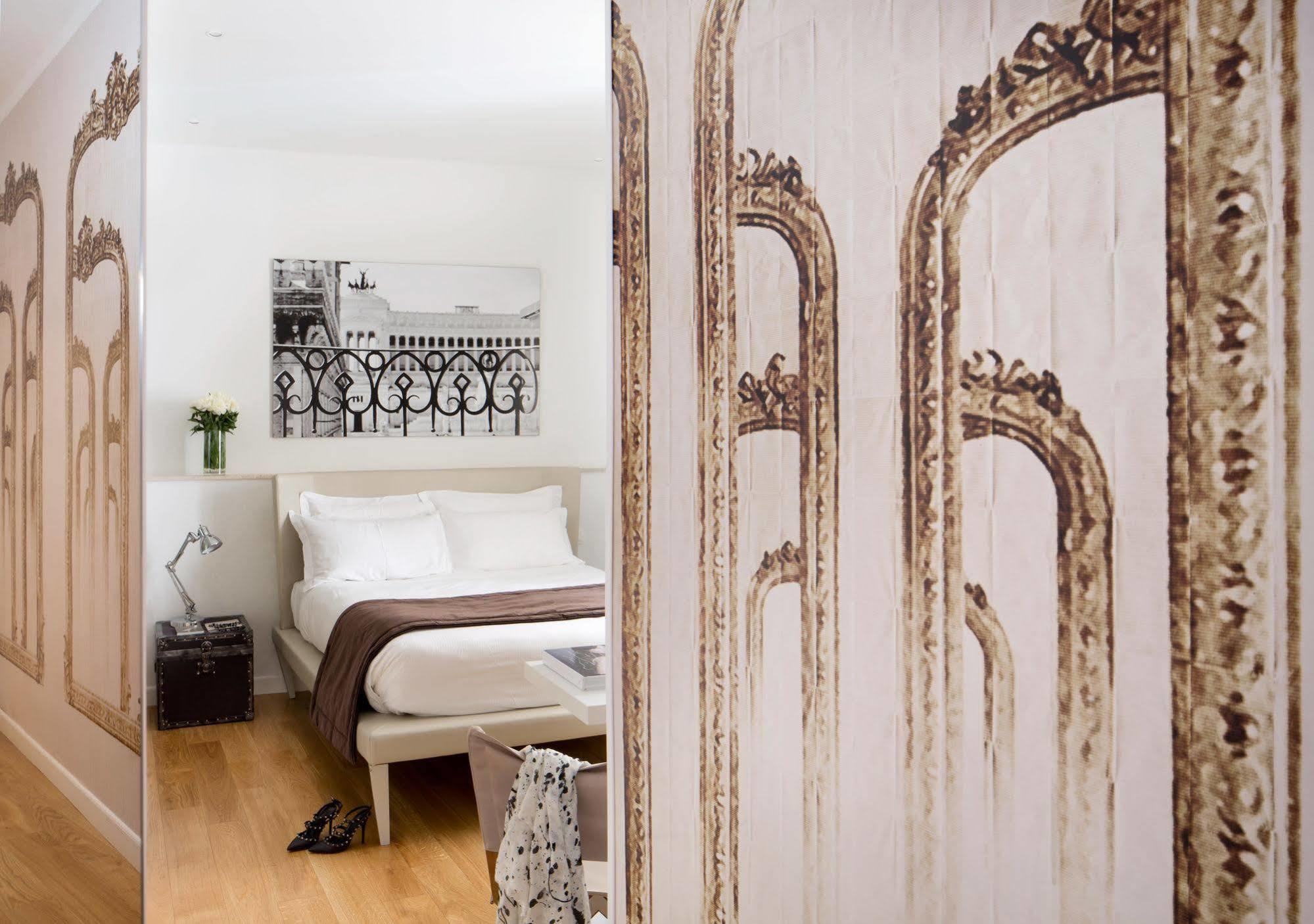 Via Del Corso 3* Rome