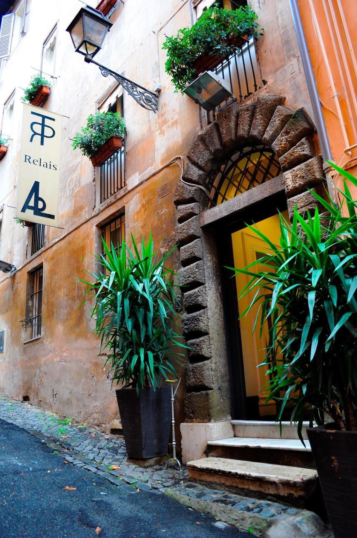 Degli Antiquari 2* Rome