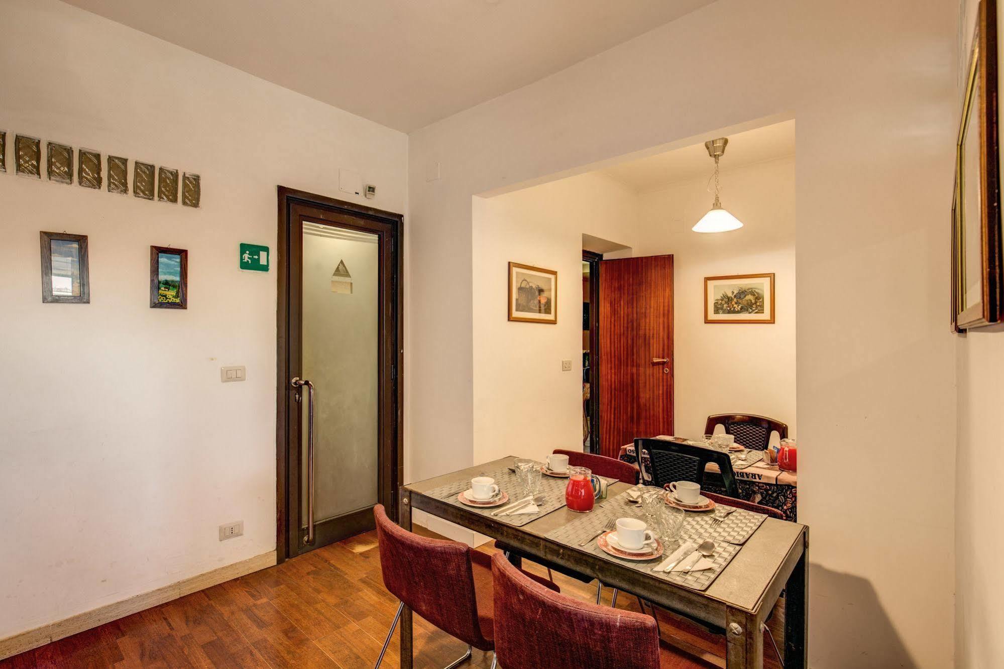 Piramide Terrace 2* Rome