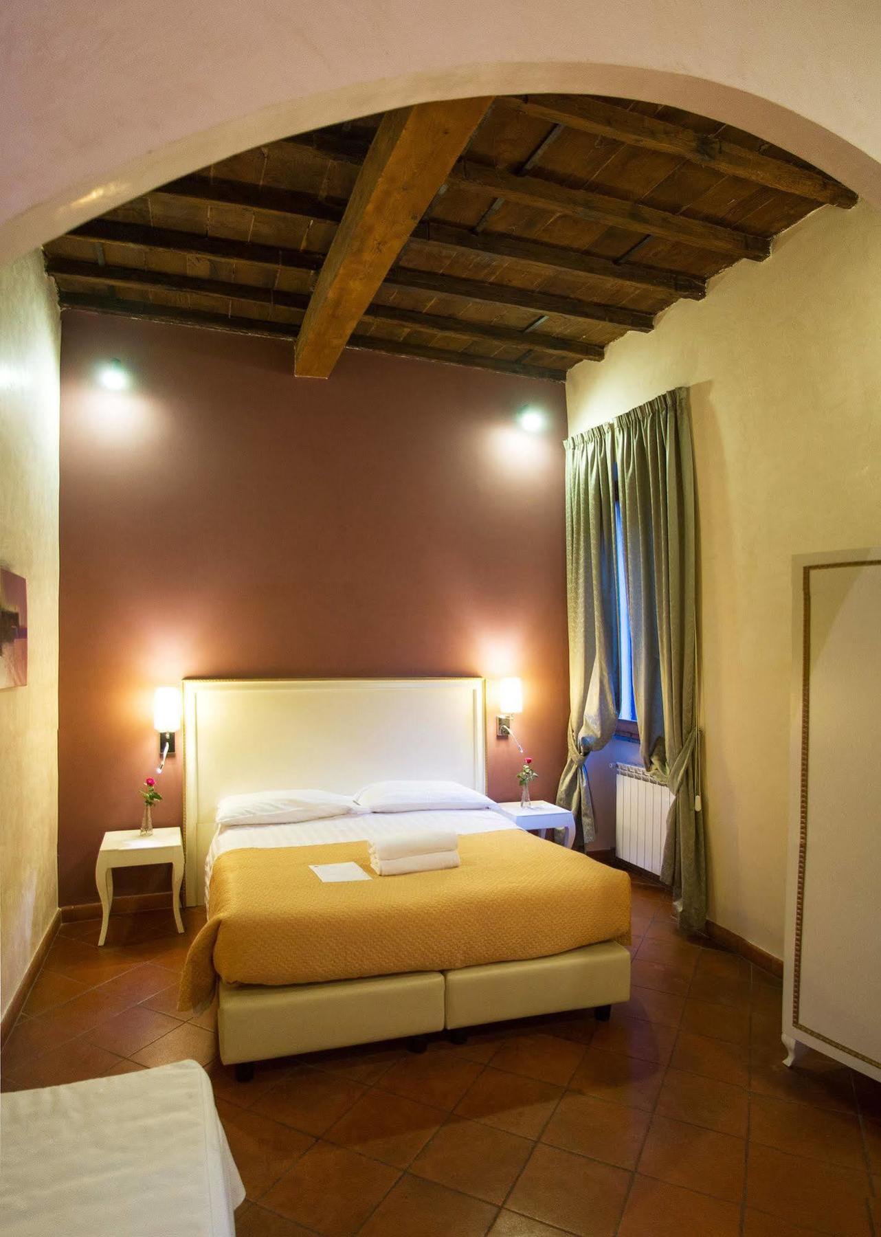 In And Out Piazza Navona Hotel 2*