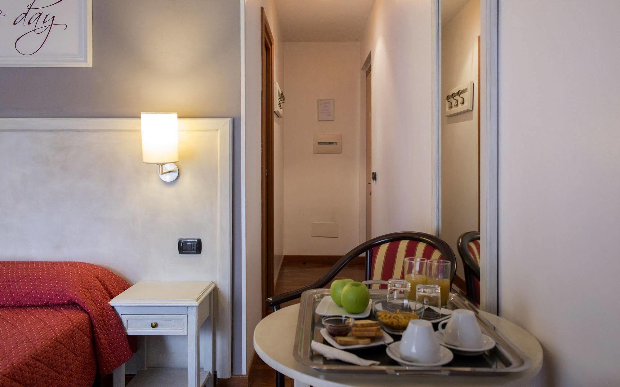 & 2* Rome