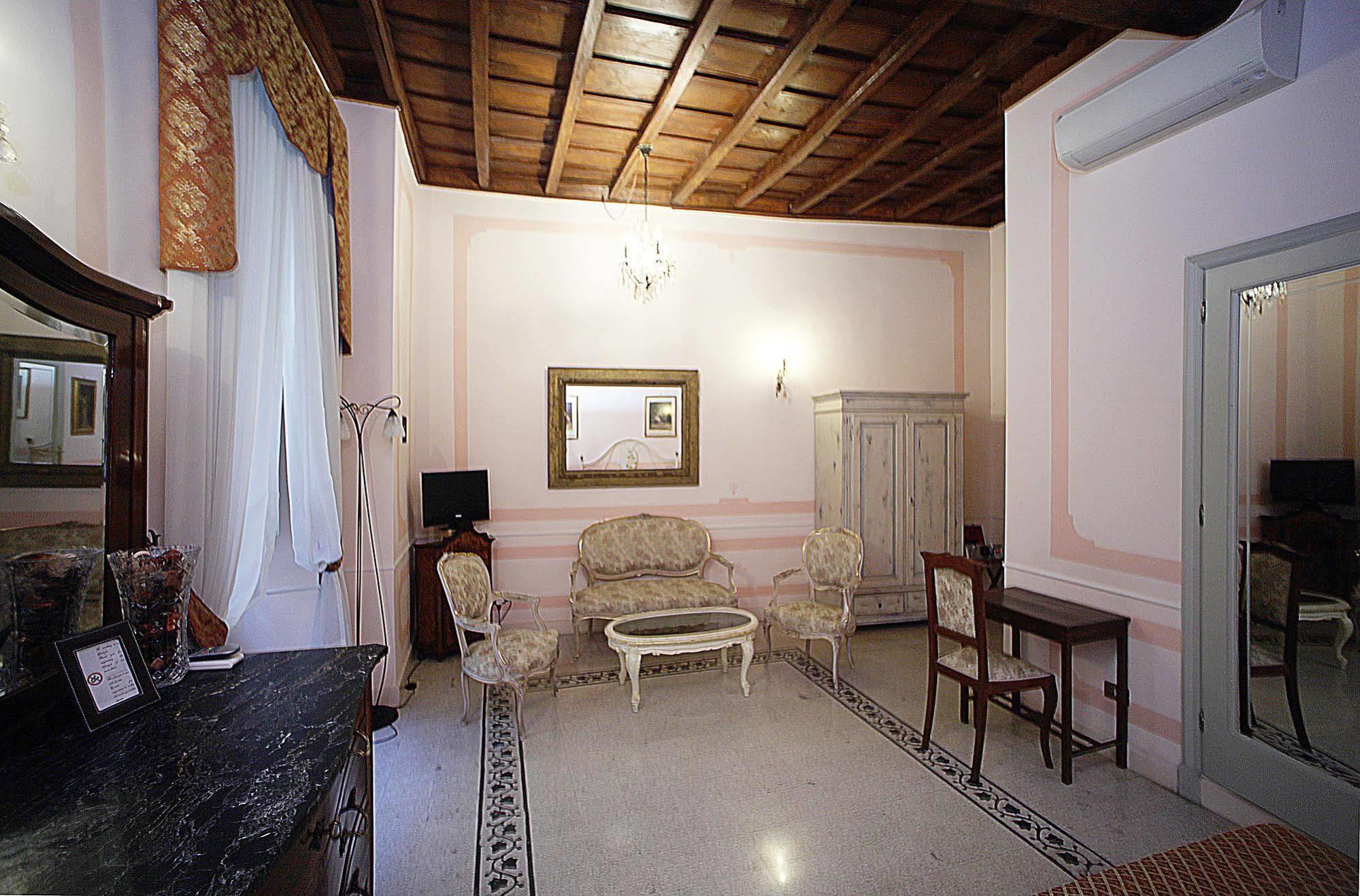 La Maison Dell'orologio Bed & Breakfast 2*