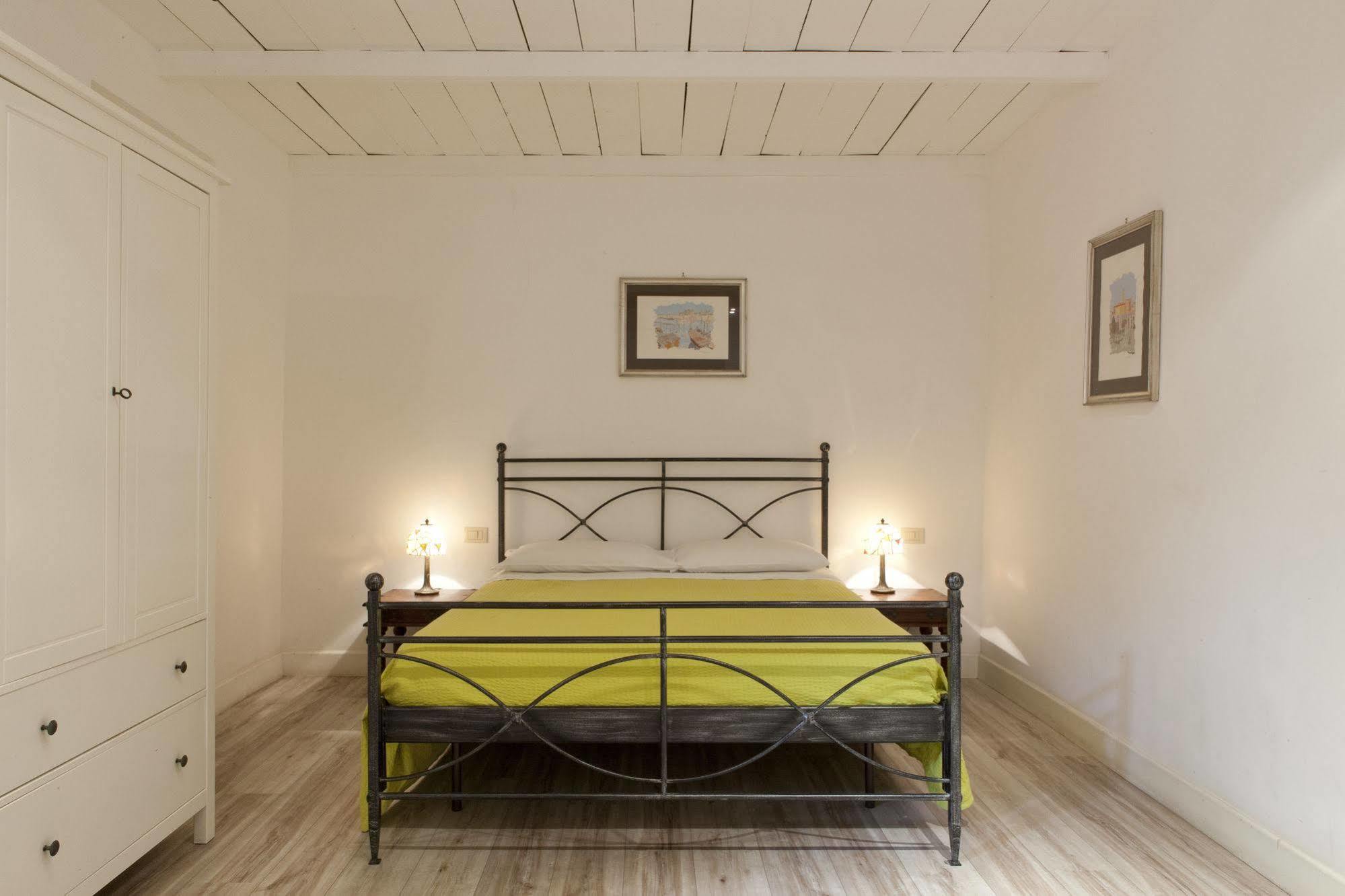 Santi Quattro Al Colosseo Bed & Breakfast Rome