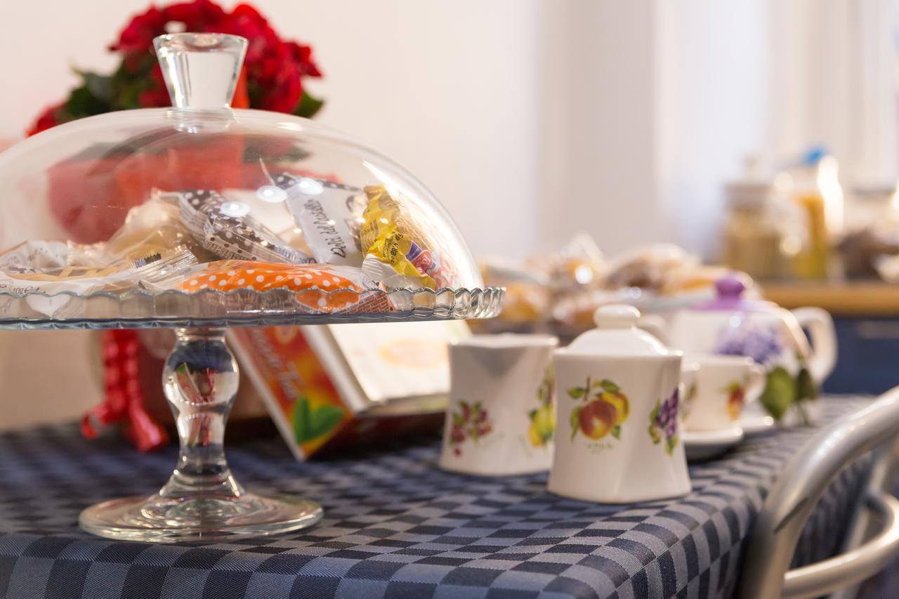 La Finestra Di Fronte Bed & Breakfast *