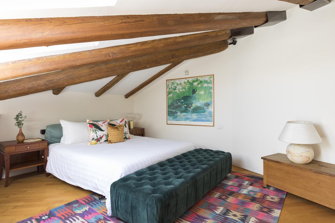 Six-bedroom On Lungotevere Degli Altoviti Apt 19 Rome
