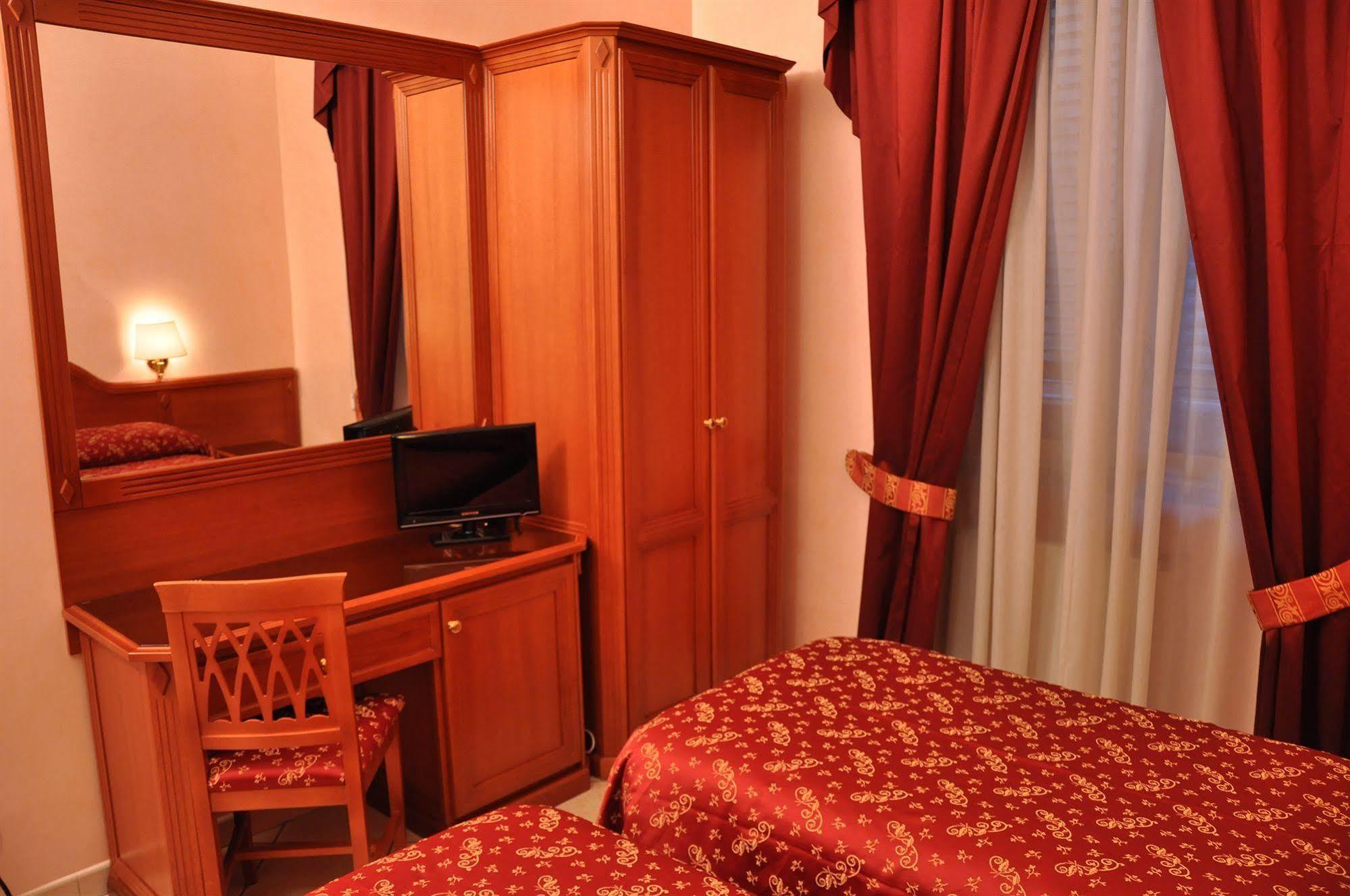 Sandra Hotel