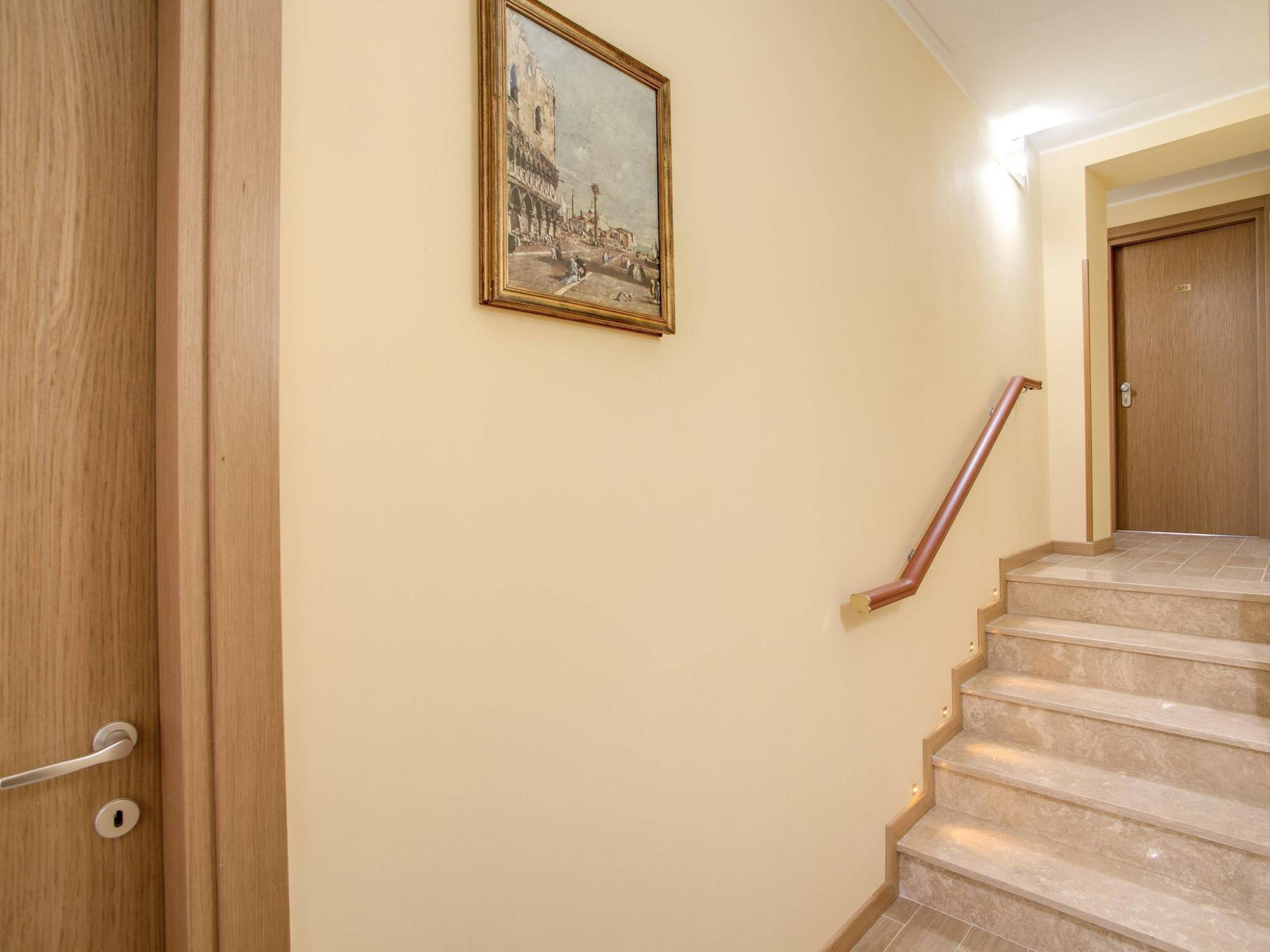 Floor Navona 2*