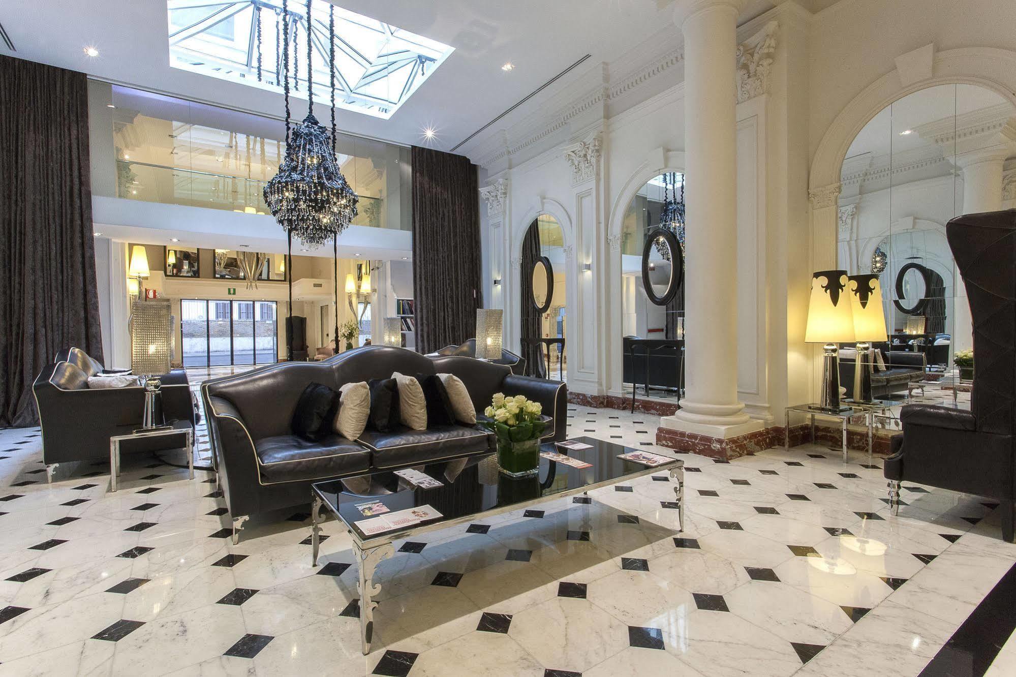 Leon's Place In Hotel 4*