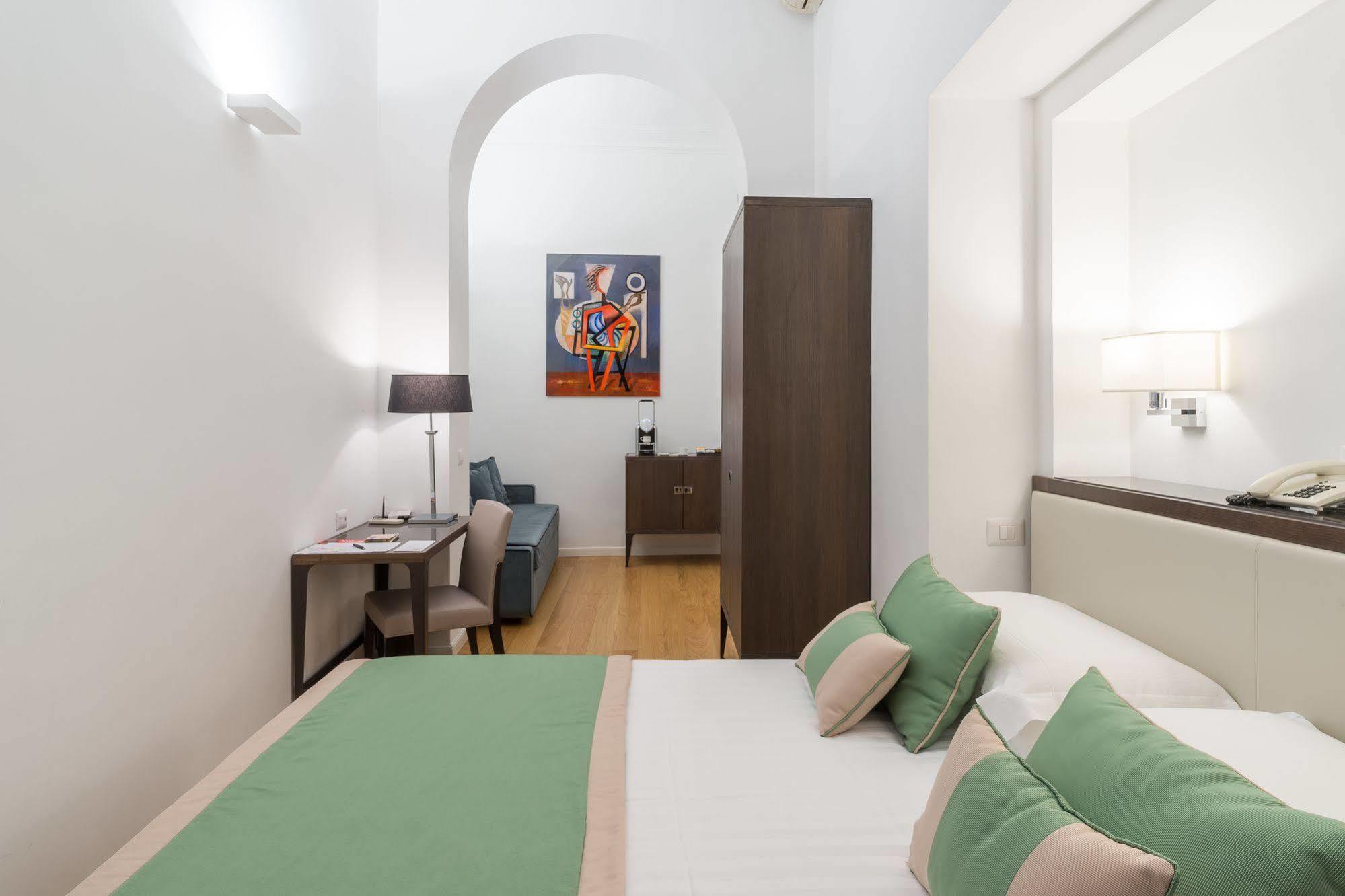 Hotel Les Diamants Spanish Steps 2*