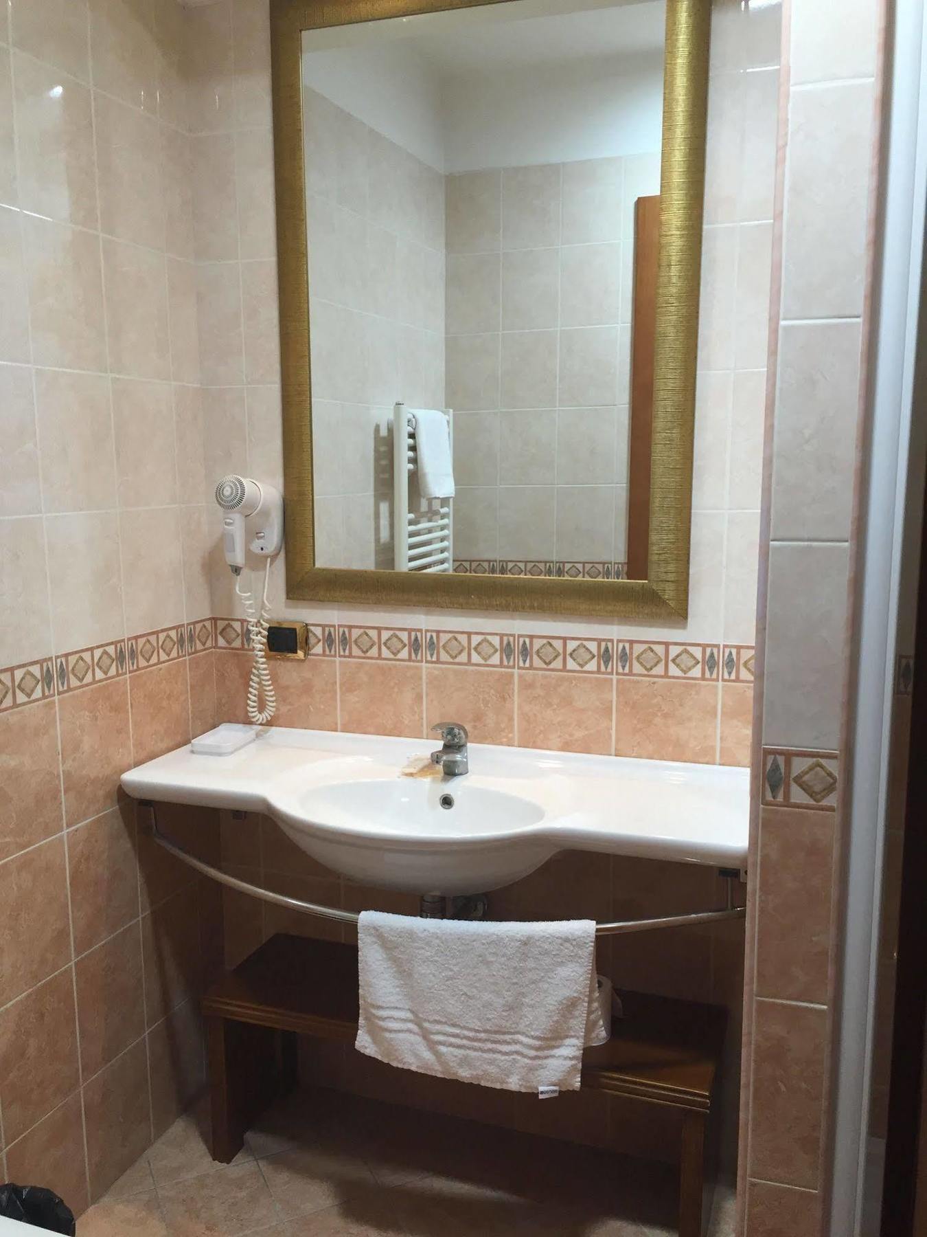 Hotel Divine 2*