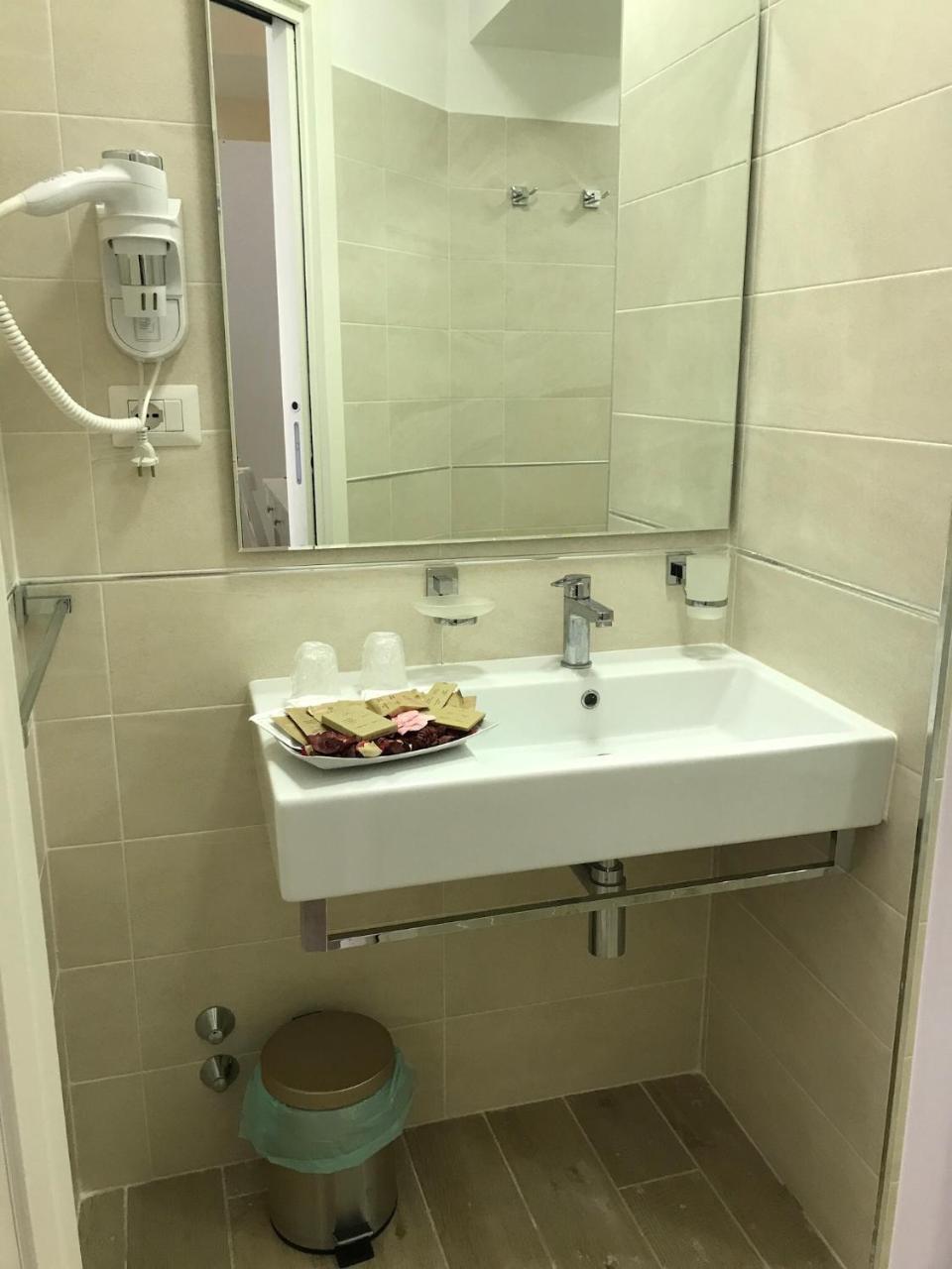 Serventi Longhi 2* Roma