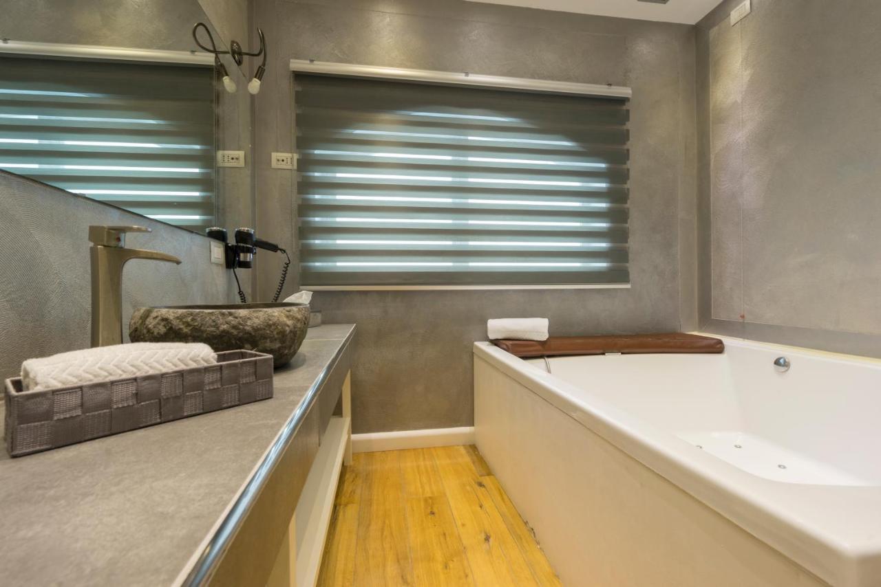 Colosseum Jacuzzi Suites