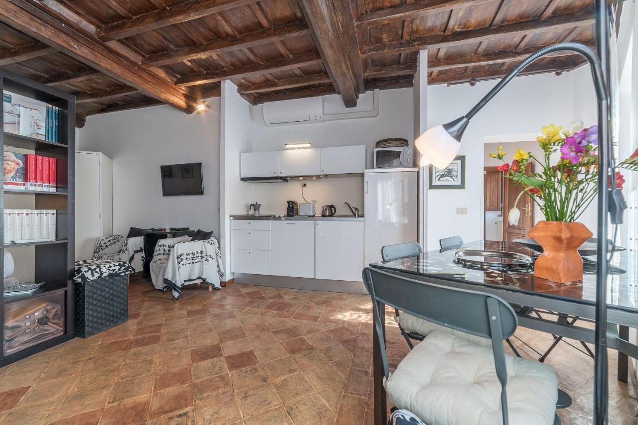 Appartamento Black White - Fromhometorome