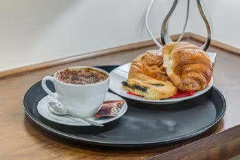 Lhr Coliseum Couette-café