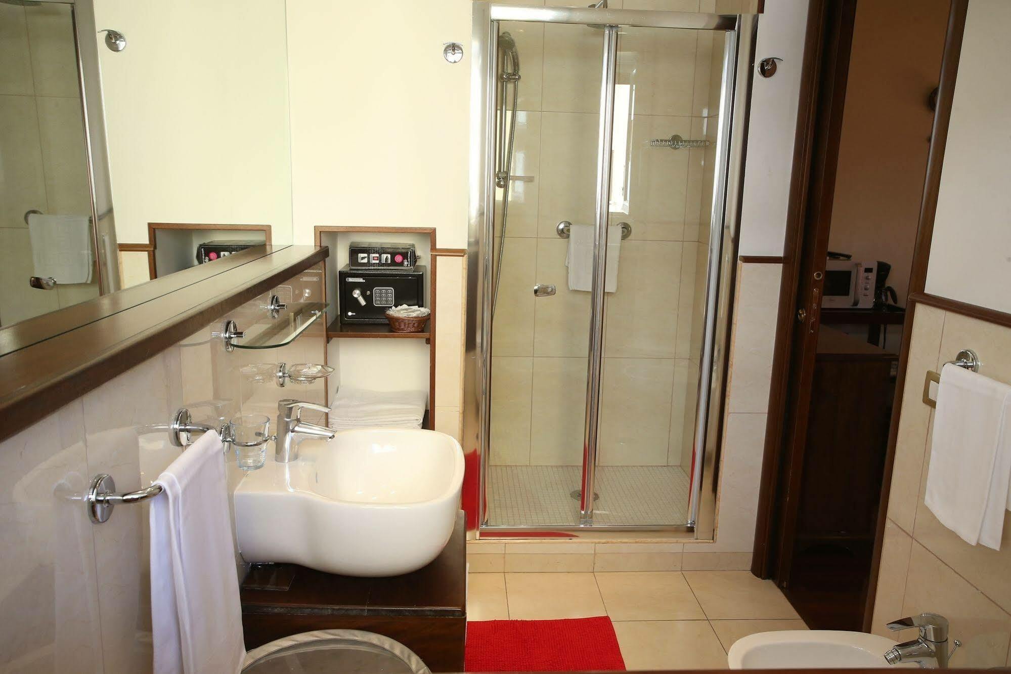 Al Colonnato Di San Pietro Bed & Breakfast 3*