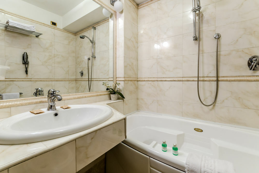 Luxury H 2000 3* Rome