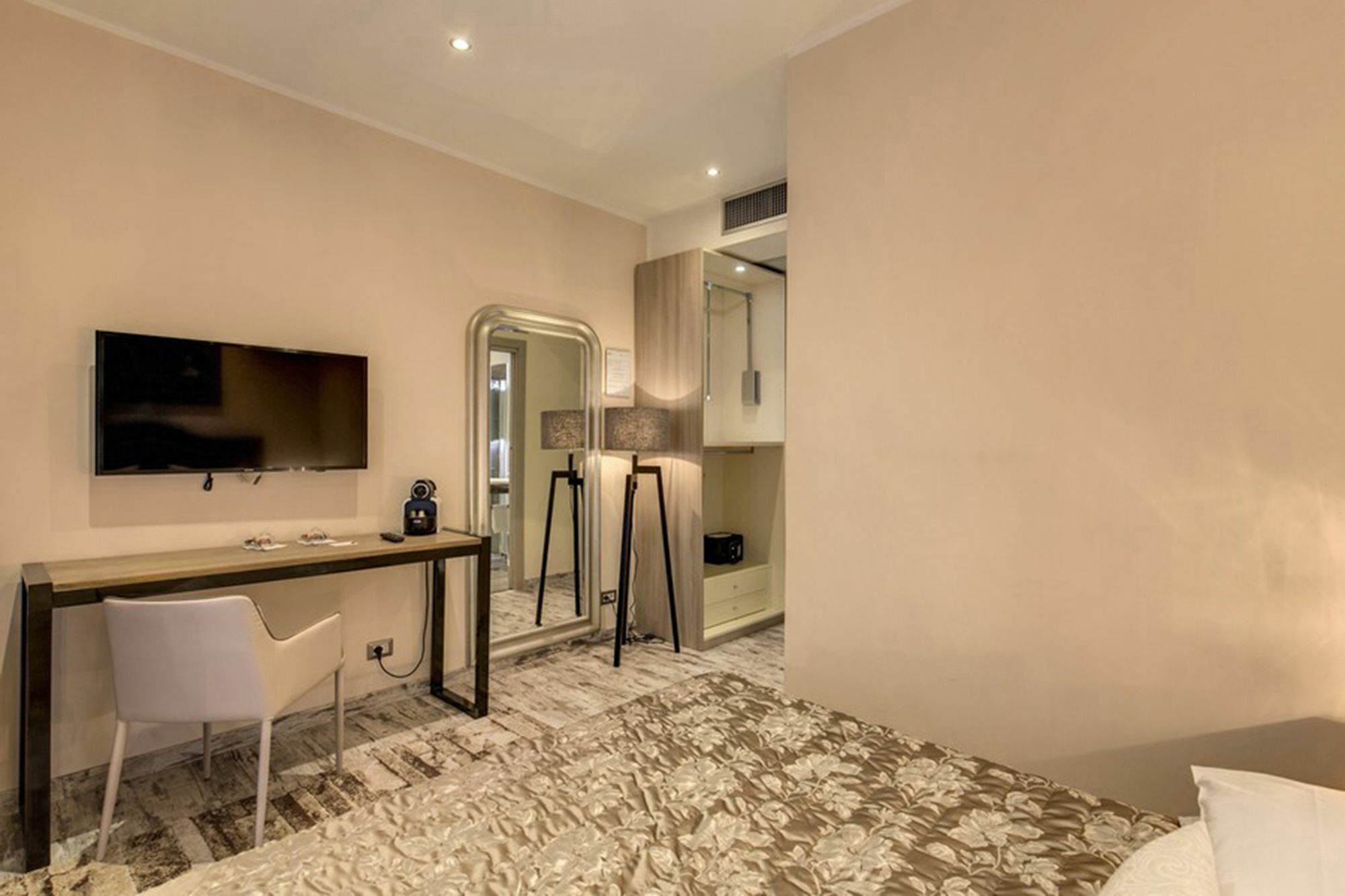 Colonna 18 By Ghor Gasthuis Rome