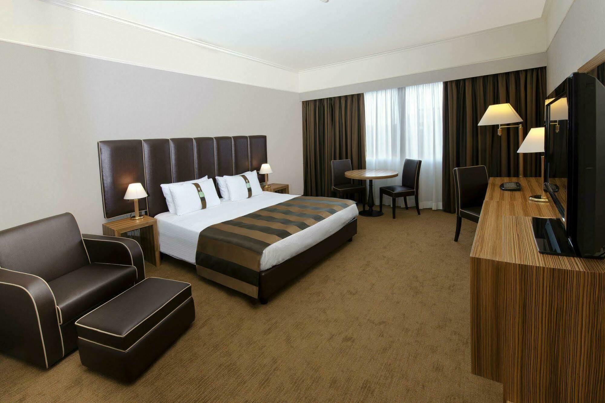 Holiday - Eur Parco Dei Medici By Ihg 4*
