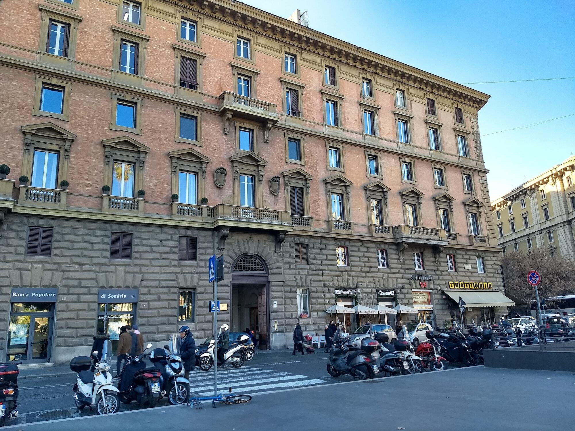 Amoraroma, Economy With Shared Bathrooms