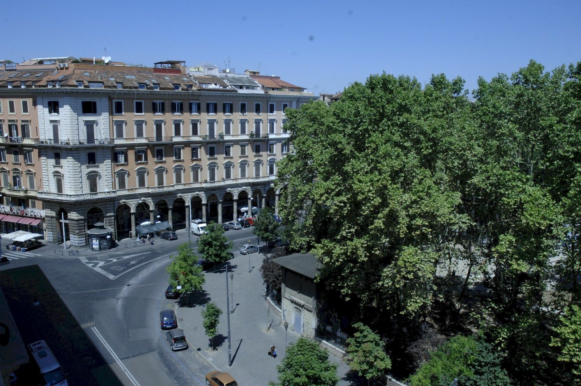 Drago D'oro - Accross From Metro Vittorio Emanuele Bed & Breakfast Rome