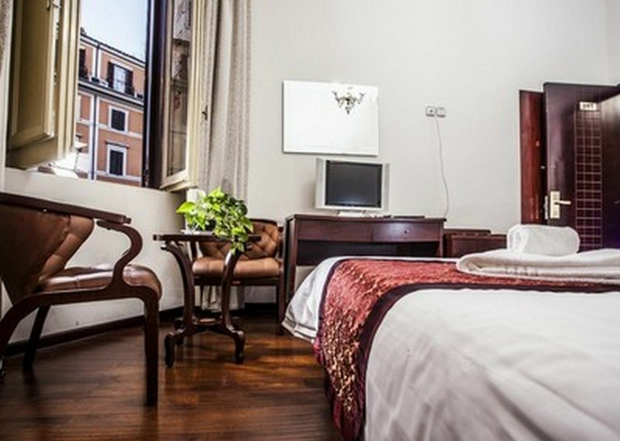 Leoni Di Giada - Close To Station Rome