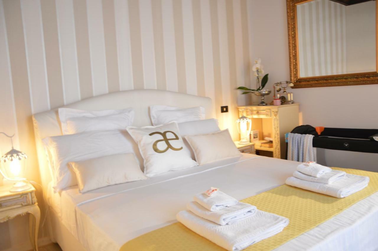 Historic Center - Elegant With Charming Antiques - Raffaello Appartement