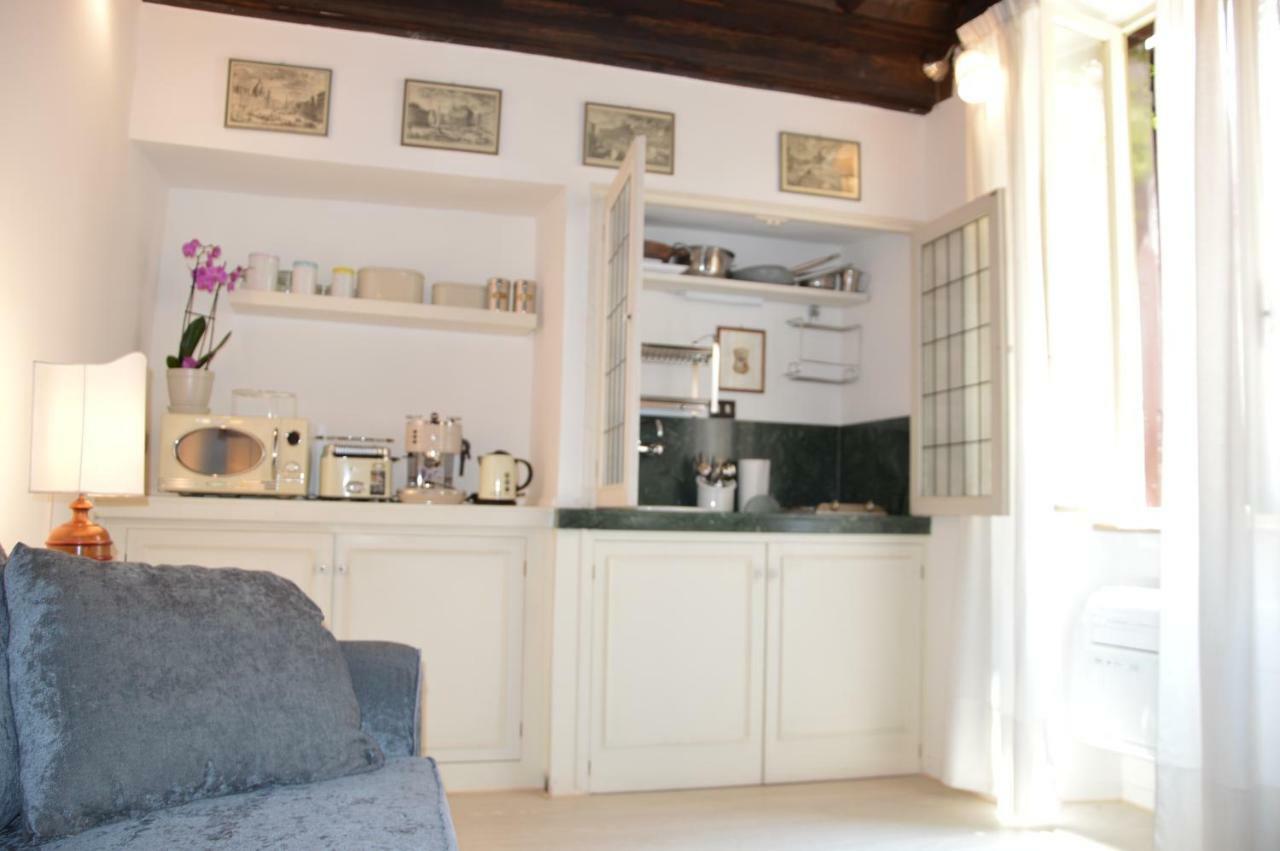 Historic Center - Elegant With Charming Antiques - Raffaello Appartement