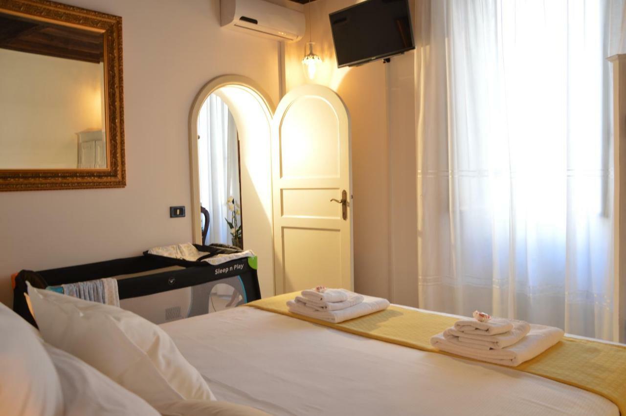 Historic Center - Elegant With Charming Antiques - Raffaello Appartement Rome