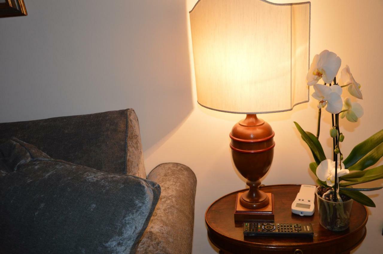 Historic Center - Elegant With Charming Antiques - Raffaello Appartement *