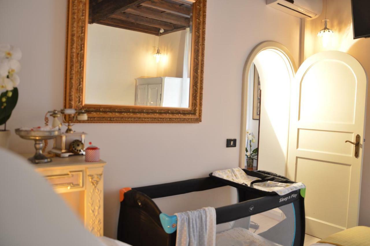 Historic Center - Elegant With Charming Antiques - Raffaello Appartement
