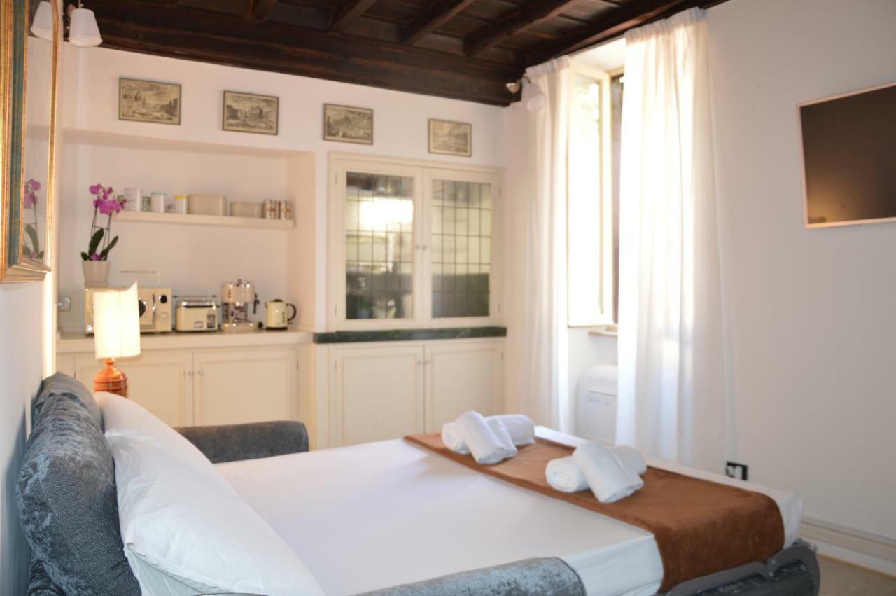 Historic Center - Elegant With Charming Antiques - Raffaello Appartement