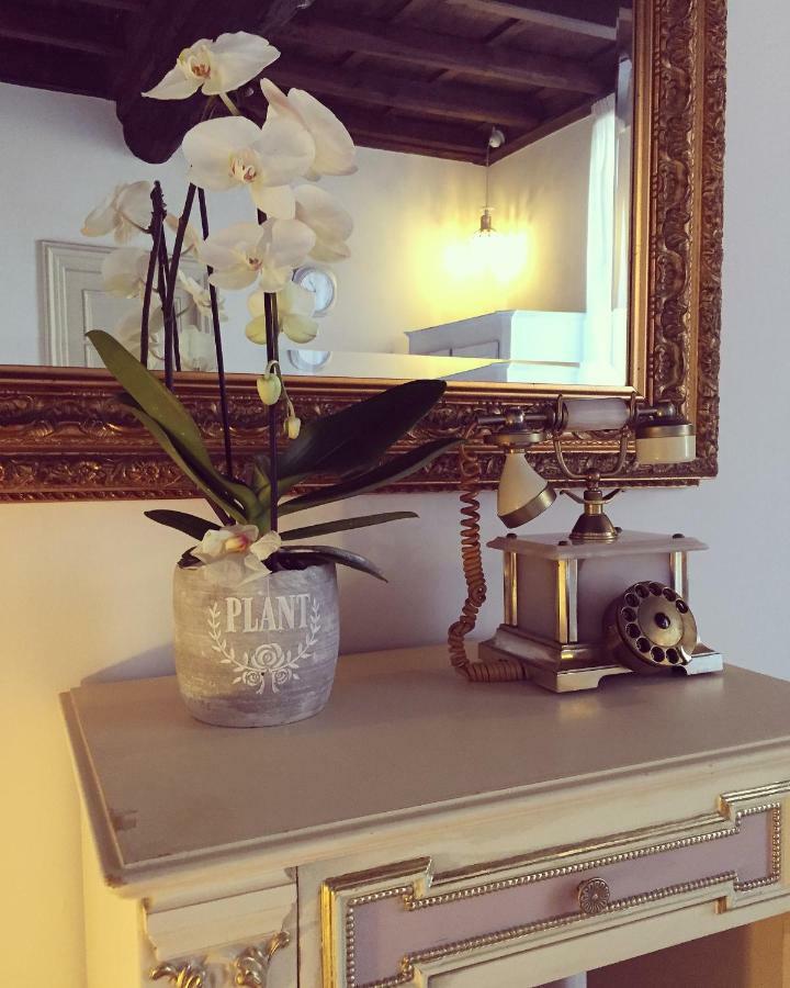 Historic Center - Elegant With Charming Antiques - Raffaello Appartement