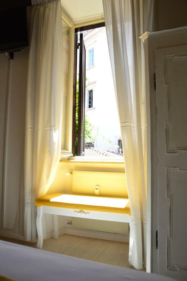Historic Center - Elegant With Charming Antiques - Raffaello Appartement Rome