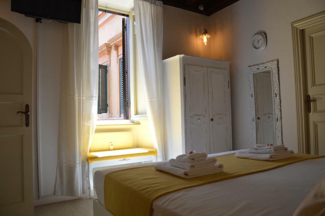 Historic Center - Elegant With Charming Antiques - Raffaello Appartement