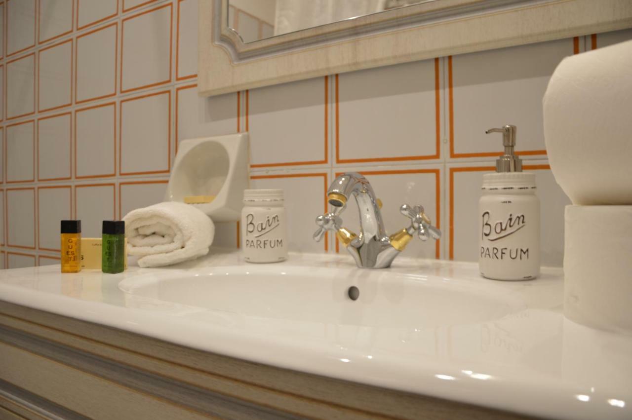 Historic Center - Elegant With Charming Antiques - Raffaello Appartement *