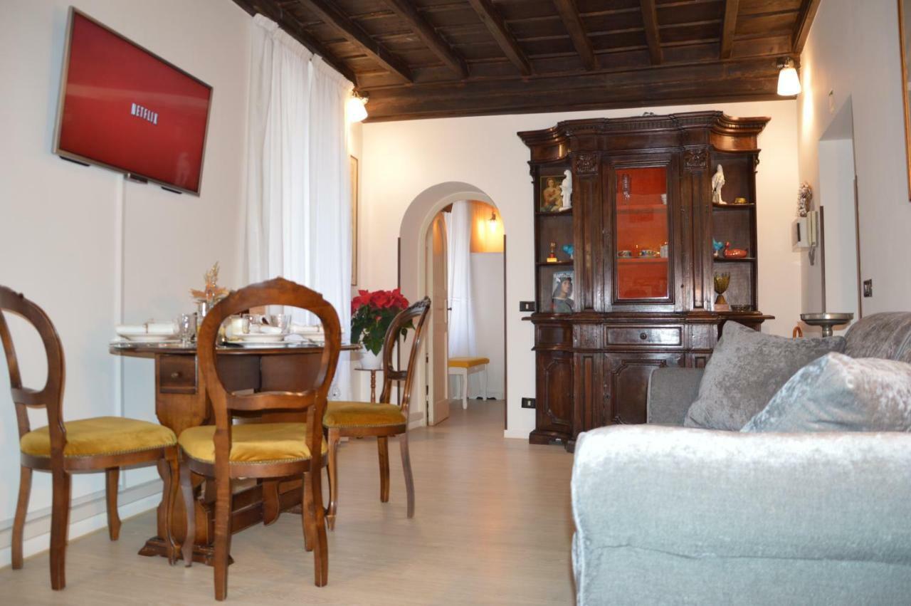 Historic Center - Elegant With Charming Antiques - Raffaello Appartement *