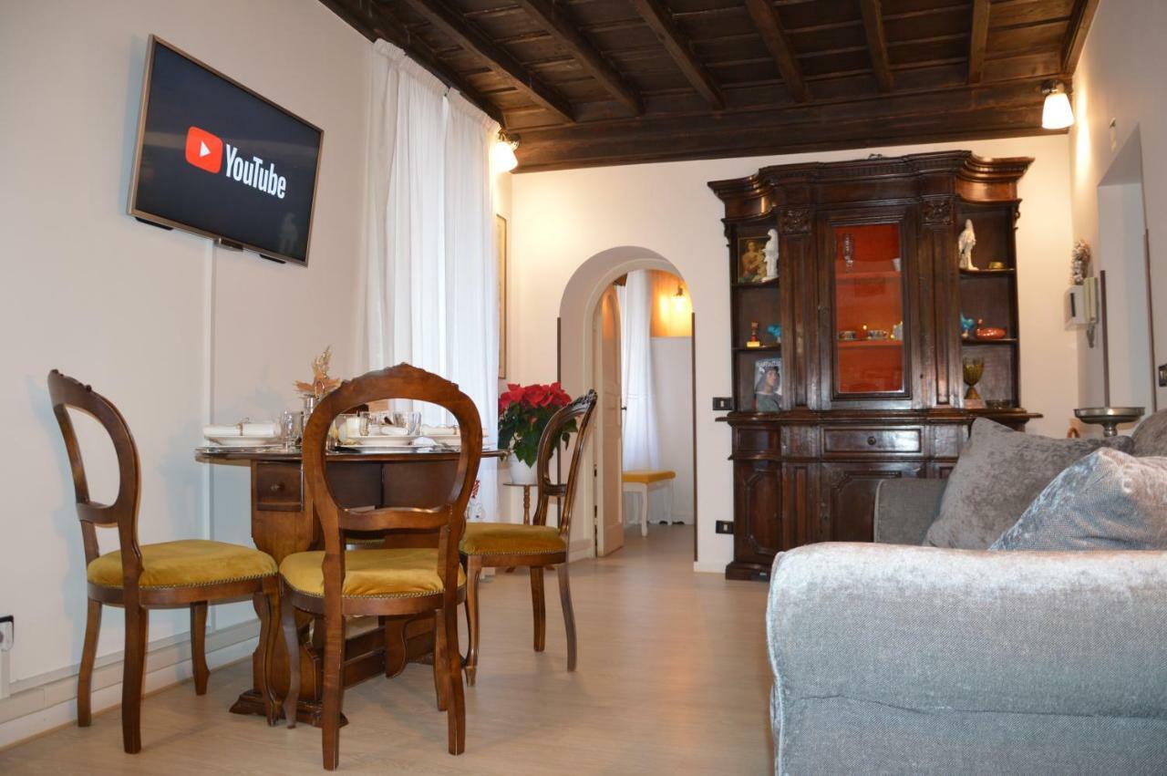 Historic Center - Elegant With Charming Antiques - Raffaello Appartement Rome
