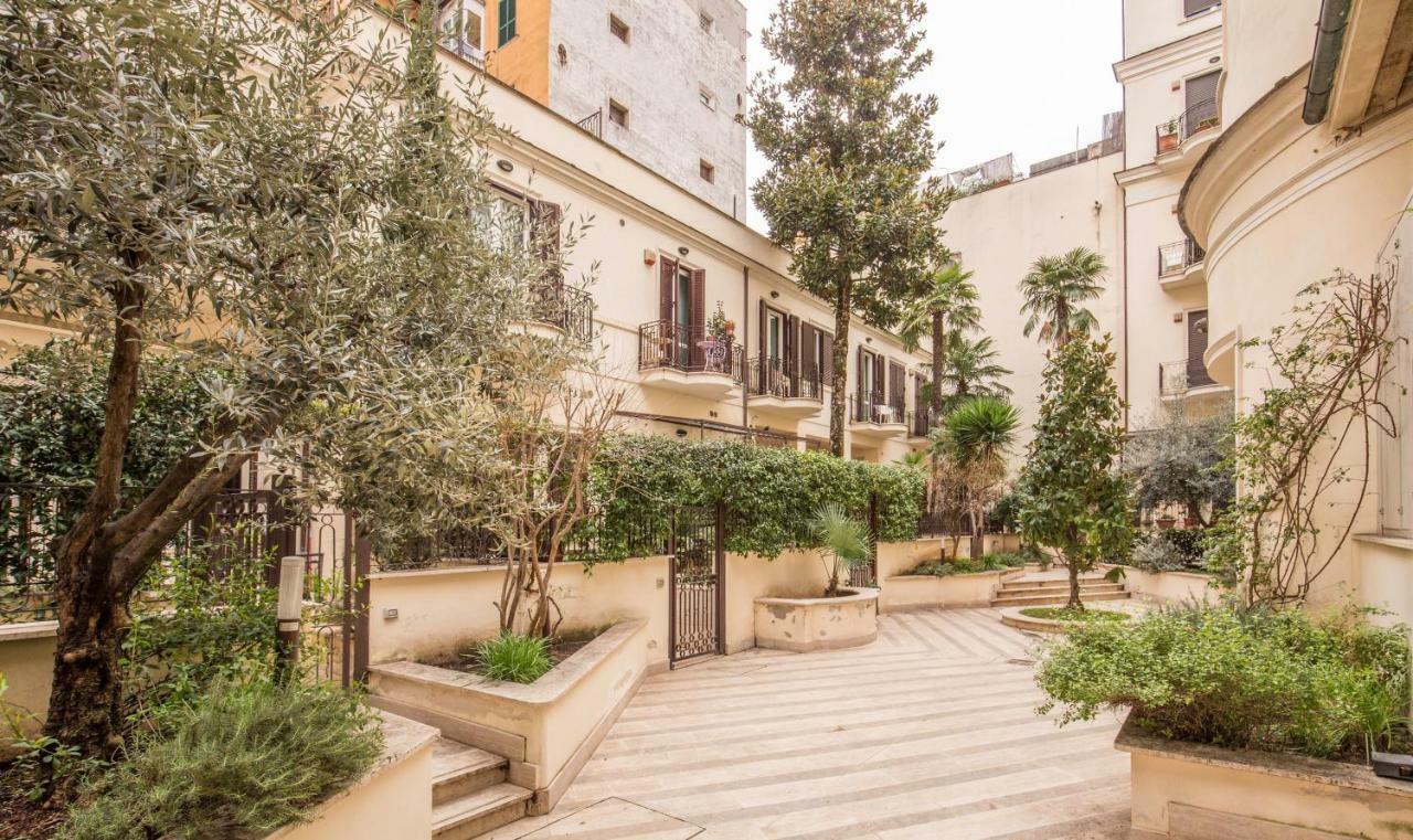 Leopardi Gardens By Colosseum * Rome